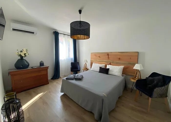 Appartement Calme Avec Terrasse Proche Du Centre Ville Et De La Mer, Parking, Internet